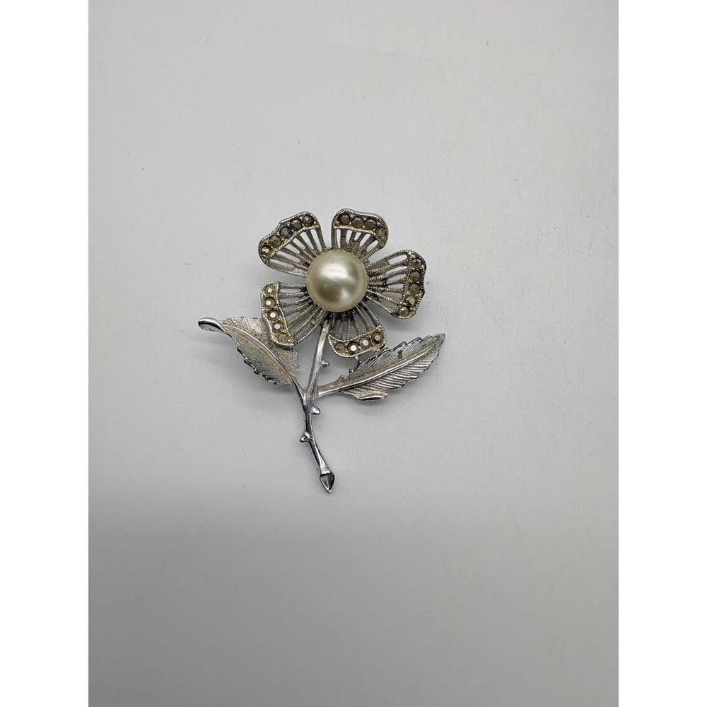 Sarah‎ Coventry Vintage Silver Tone Faux Pearl Rhinestone Flower Brooch J63